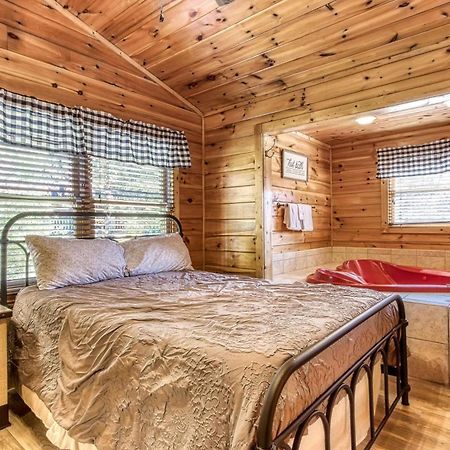 Dog Friendly, Romantic Mtn Getaway Hot Tub Pool Gatlinburg Exteriör bild
