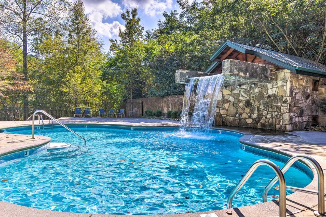 Dog Friendly, Romantic Mtn Getaway Hot Tub Pool Gatlinburg Exteriör bild